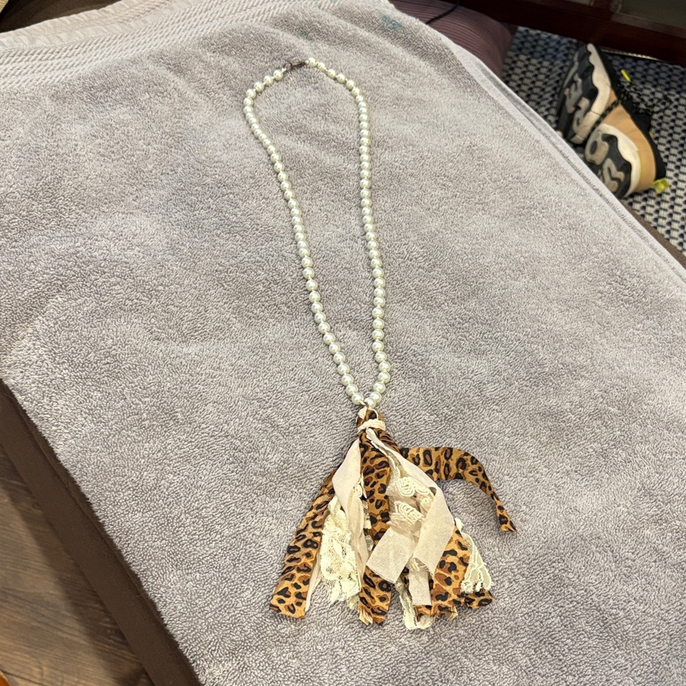 Chic Pearl and Leopard Accent Necklace